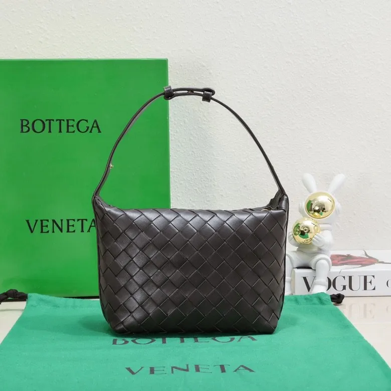 Batch 1360 #BvWallace Shoulder Lunch Bag 🔥 A lunch box bag that you can just grab and go. It is made of classic intrecciato weaving technology and reflects the craftsmanship of Bottega. The entire bag is made of top-grade happa lambskin. It is very soft and lightweight. The small bag shape is cute and exquisite. The interior capacity is also very large and can be carried under the arm. It is quite practical! The bottom of the bag is made of gold metal to prevent wear and tear. The details are really good! Choose this elegant commuting bag for Zaoba people~ Size: 22x13x9.5, model number; 7748#